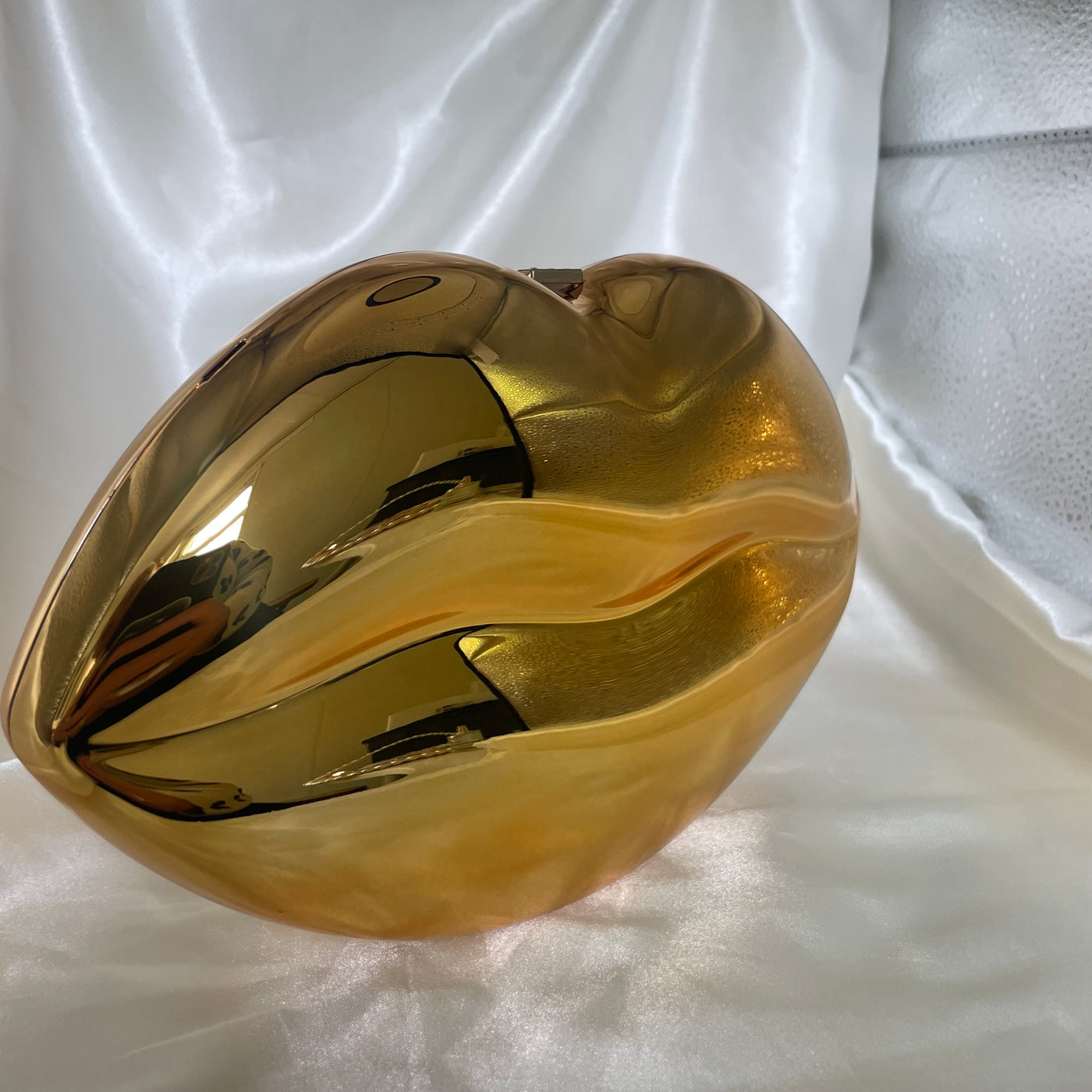 Lip handbag yellow gold